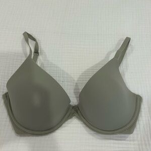 SKIMS Green Seamless T-Shirt Bra with Underwire